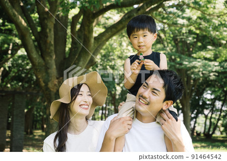 夏季家庭旅行・男孩和年輕夫婦的形象 夏季家庭旅行・男孩和年輕夫婦的形象 91464542