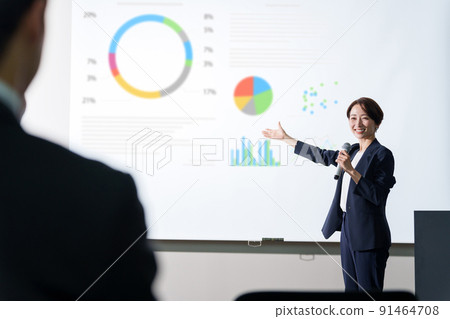 Business woman giving a presentation at a seminar 91464708