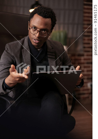 African american psychologist talking to partners at couple therapy, attending counseling session to solve issues. Explaining psychoanalysis and giving professional relationship advice. 91465175