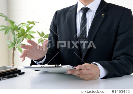 Tax accountant giving explanation 91465463