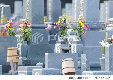 Tombstone of the grave Buddha flower and pail 91465492