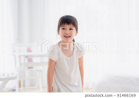 Little girl playing at home Little girl playing at home 91466169