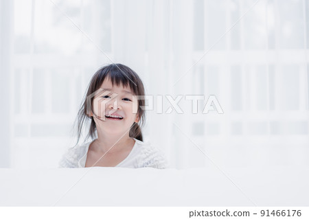 Little girl playing at home 91466176