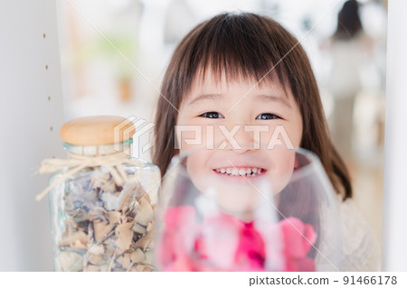 Little girl playing at home 91466178