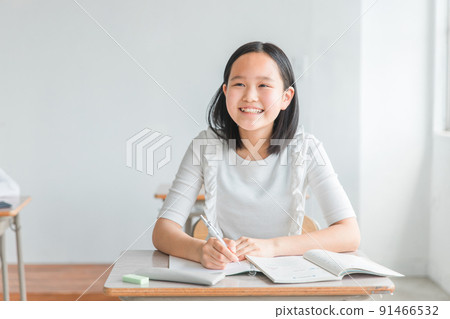 Upper grade elementary school students studying at school (cram school / summer class) 91466532