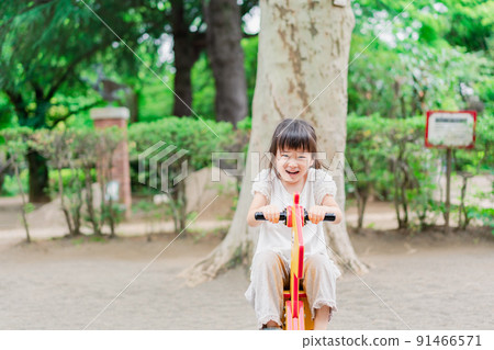Little girl playing in the park Little girl playing in the park 91466571
