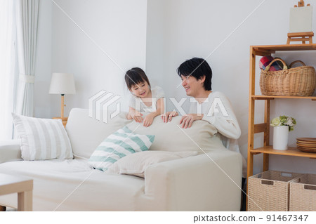 小女孩在家和她爸爸玩耍 91467347