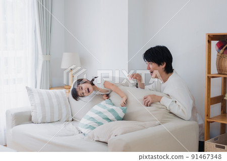 小女孩在家和她爸爸玩耍 91467348