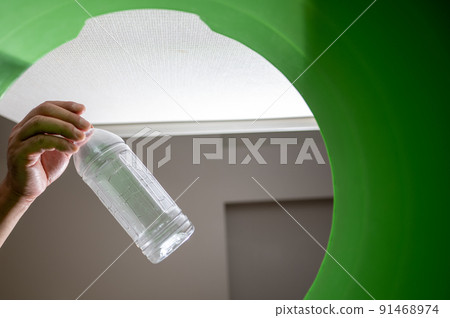 Hands to throw PET bottles in the trash Hands to throw PET bottles in the trash 91468974