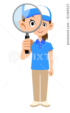 看著身穿短袖馬球衫和帽子的女工作人員的放大鏡 91469325