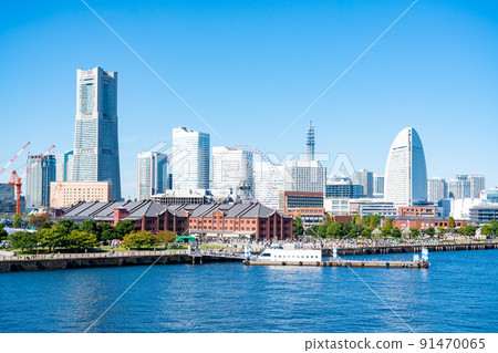 [神奈川縣]深藍色天空中的橫濱港未來 91470065