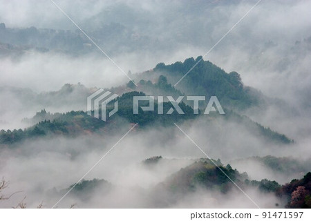 Clouds flow aside the sea of clouds Clouds flow aside the sea of clouds 91471597