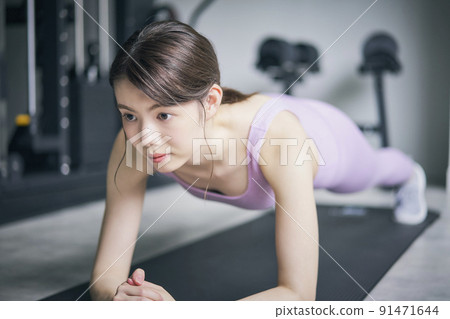 運動健身房訓練俯臥撑 91471644