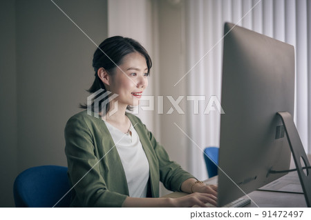 Woman desk work 91472497