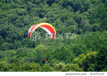 【滑翔傘在空中飛翔】Sky Sports Outdoors 91475243