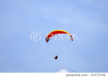 【滑翔傘在空中飛翔】Sky Sports Outdoors 91475246