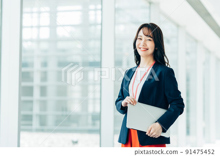 辦公室裡的一位年輕女工程師 91475452