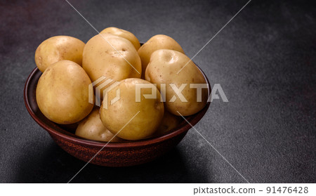 A pile of young potatoes on the table. The benefits of vegetables 91476428