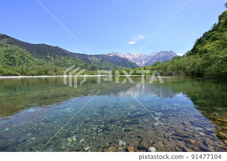 Enjoy the longed-for Kamikochi while watching the beautiful young leaves of the fresh green, blown by the white clouds in the blue sky and the refreshing June breeze. 91477104