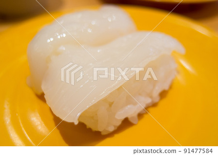 Close-up photo of squid sushi at a conveyor belt sushi restaurant 91477584