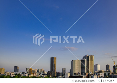 Higashiikebukuro high-rise condominiums and blue sky 91477967
