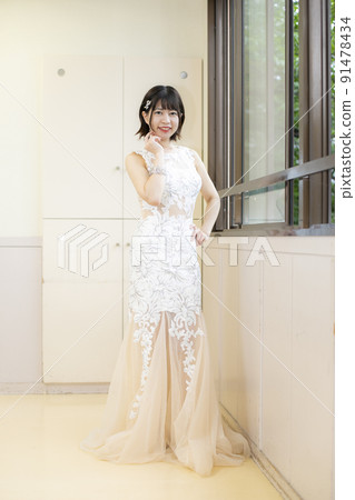 站在窗邊的可愛女人 91478434