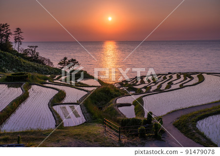 《石川縣》能登名勝，白米千舞田的夕陽 91479078