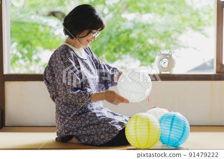 日式房間裡提著燈籠的前輩 91479222