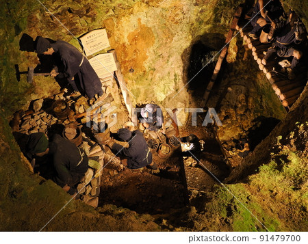 Sado Gold Mine, Sotafu Pit (Edo Gold Mine Picture Scroll Course) Gold-piercing carpenter 91479700