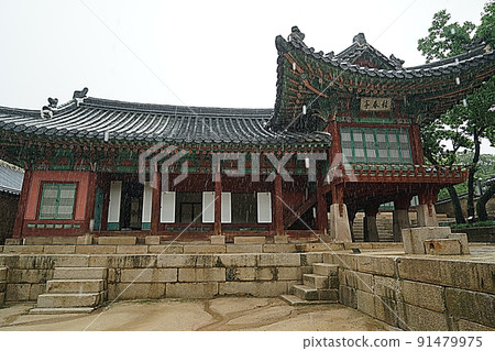 Changdeokgung Palace scenery on a rainy day Changdeokgung Palace scenery on a rainy day 91479975
