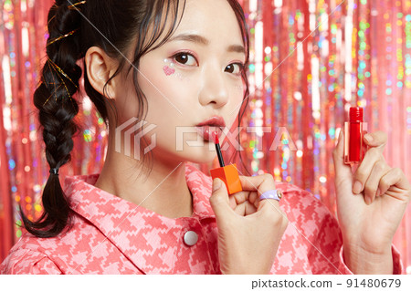 帶有貼紙化妝閃光背景的年輕女子的美麗肖像 91480679
