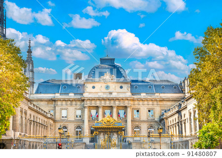 View of Palais de Justice building in Paris 91480807