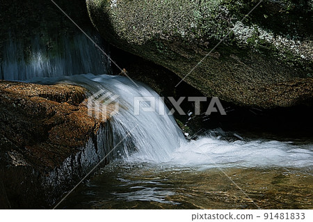 山谷清澈的水 山谷清澈的水 91481833