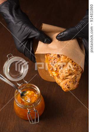 Ruddy croissant with orange jam, takeaway 91481860