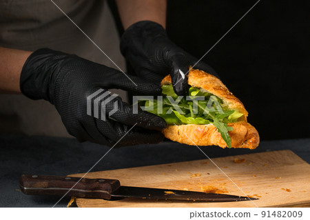 The chef puts arugula 91482009