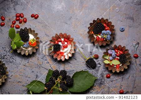 berries in baking dishes 91482123