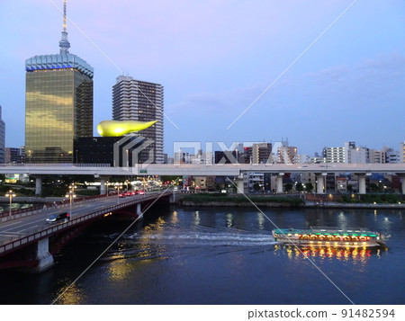 朝日啤酒總部和從淺草看到的火炬台的火焰 朝日啤酒總部和從淺草看到的火炬台的火焰 91482594