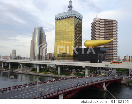 朝日啤酒總部和從淺草看到的火炬台的火焰 91482595