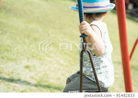 孩子們玩鞦韆 91482833