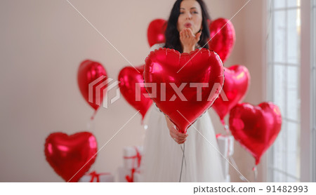 Beautiful happy young woman, celebrating Valentine's Day 91482993