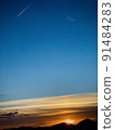 日落和飛機雲彩 91484283