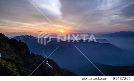 （群馬縣）日出和山脈/谷川岳景觀 91487205