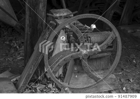 Rusted Old Iron Wheel 91487909