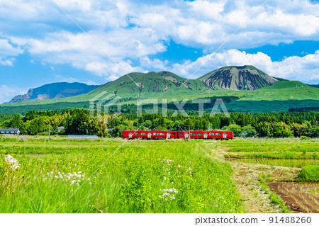 Kumamoto Prefecture Hohi Main Line-Train running with Mt. Aso in the background- 91488260