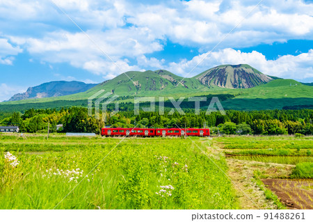 Kumamoto Prefecture Hohi Main Line-Train running with Mt. Aso in the background- Kumamoto Prefecture Hohi Main Line-Train running with Mt. Aso in the background- 91488261