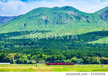 Kumamoto Prefecture Hohi Main Line-Trans-Kyushu Limited Express running with Mt. Aso in the background- Kumamoto Prefecture Hohi Main Line-Trans-Kyushu Limited Express running with Mt. Aso in the background- 91488266