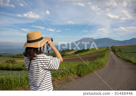夏天在高原上觀鳥的女人 夏天在高原上觀鳥的女人 91488446