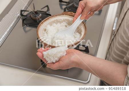 [Middle housewife makes rice balls with rice cooked in a clay pot] 91489318
