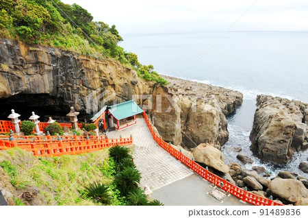 [Nichinan City Nichinan Kaigan Quasi-National Park Downhill Udo Shrine Sanno Torii and Reishi Kameishi in front of the main shrine in the cave] 91489836