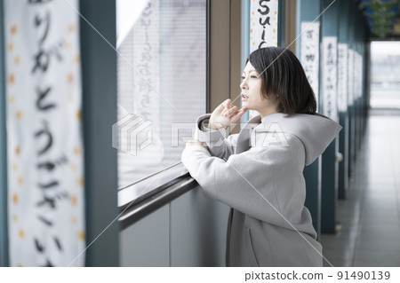 一個女人盯著車站的鐵軌 一個女人盯著車站的鐵軌 91490139